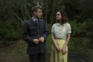Johnny Flynn and Lily James in THE DIG